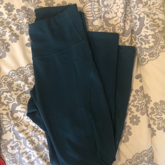Leggings bundle! Alo and Old Navy excellent condition - Picture 2 of 5